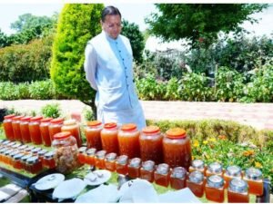 मुख्यमंत्री श्री पुष्कर सिंह धामी ने शनिवार को मुख्यमंत्री आवास परिसर में शहद निकालने की प्रक्रिया का अवलोकन किया।