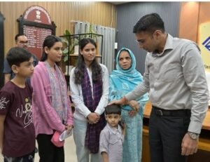 जिला प्रशासन द्वारा मानवीय संवेदनशीलता का परिचय देते हुए असहाय विधवा क्षमा परवीन को बड़ी राहत प्रदान की गई है