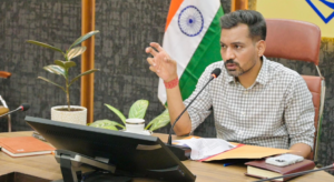 *यातायात सुधार एवं पार्किंग व्यवस्था को लेकर डीएम सख्त, माइक्रो लेवल प्लान तैयार कर कार्यों में तेजी लाने के निर्देश*  *शहर में सुगम, सुरक्षित एवं व्यवस्थित यातायात व्यवस्था के लिए मोबिलिटी प्लान के तहत व्यापक कार्ययोजना तैयार करने के डीएम ने दिए निर्देश*  मोबिलिटी प्लान के अंतर्गत देहरादून शहर की यातायात व्यवस्था को सुगम, सुरक्षित एवं व्यवस्थित बनाने तथा पार्किंग की समस्या के स्थायी समाधान के उद्देश्य से जिलाधिकारी डॉ0 आशीष चौहान की अध्यक्षता में संबंधित विभागों के अधिकारियों के साथ महत्वपूर्ण समीक्षा बैठक आयोजित की गई। बैठक में शहर की यातायात व्यवस्था में सुधार, पार्किंग स्थलों के बेहतर उपयोग, लंबित निर्माण कार्यों की प्रगति एवं आगामी कार्ययोजना पर विस्तृत चर्चा की गई। जिलाधिकारी डॉ0 आशीष चौहान ने अधिकारियों को निर्देश दिए कि देहरादून शहर में बढ़ते यातायात दबाव को कम करने के लिए आवश्यकतानुसार सड़कों, चौराहों एवं जंक्शनों के सुधारीकरण हेतु माइक्रो लेवल प्लान तैयार किया जाए। उन्होंने कहा कि यातायात व्यवस्था को प्रभावी बनाने के लिए सभी संबंधित विभाग आपसी समन्वय के साथ कार्य करें तथा योजनाओं को समयबद्ध रूप से धरातल पर उतारें। बैठक में आढ़त बाजार क्षेत्र में यातायात सुधार एवं व्यवस्थाओं, जंक्शन इम्प्रूवमेंट कार्यों की प्रगति, पार्किंग उपयोगिता की मॉनिटरिंग व्यवस्था, इंदिरा मार्केट पुनर्विकास कार्य, मंडी शिफ्टिंग, परेड ग्राउंड पार्किंग, रामराय पार्किंग सहित विभिन्न महत्वपूर्ण परियोजनाओं की विस्तृत समीक्षा की गई। जिलाधिकारी ने आढ़त बाजार क्षेत्र में यातायात व्यवस्था को बेहतर बनाने के लिए आवश्यक सुधारात्मक कार्यों को प्राथमिकता के आधार पर पूर्ण करने के निर्देश दिए। उन्होंने लोक निर्माण विभाग के अधिकारियों को निर्देशित किया कि शहर के प्रमुख चौराहों के सुधारीकरण एवं सौंदर्यीकरण के लिए प्रभावी कार्ययोजना तैयार करते हुए कार्यों को शीघ्र पूर्ण कराया जाए, जिससे यातायात का सुचारू संचालन सुनिश्चित हो सके। *इंदिरा मार्केट मल्टीलेवल पार्किंग की धीमी प्रगति पर डीएम ने जताई नाराजगी* बैठक में इंदिरा मार्केट में निर्माणाधीन मल्टीलेवल कार पार्किंग की प्रगति की समीक्षा करते हुए बताया गया कि यहां लगभग 1050 वाहनों की क्षमता वाली पार्किंग विकसित की जा रही है। जिलाधिकारी ने कार्य की धीमी गति पर असंतोष व्यक्त करते हुए एमडीडीए के अधिकारियों को निर्देश दिए कि संबंधित कार्यदायी संस्था/फर्म के साथ बैठक कर प्रगति की विस्तृत आख्या प्रस्तुत की जाए तथा निर्माण कार्य में तेजी लाई जाए। जिलाधिकारी ने कहा कि पार्किंग स्थलों का बेहतर उपयोग सुनिश्चित करने के लिए नियमित मॉनिटरिंग व्यवस्था विकसित की जाए, ताकि शहर में अनावश्यक जाम की स्थिति को कम किया जा सके और आमजन को सुगम आवागमन की सुविधा मिल सके। *नेशनल क्लीन एयर प्रोग्राम के तहत यातायात सुधार पर विशेष फोकस* नेशनल क्लीन एयर प्रोग्राम के अंतर्गत शहर की यातायात व्यवस्था में सुधार के लिए जिलाधिकारी ने पुलिस अधीक्षक यातायात एवं नगर निगम को प्रभावी कार्ययोजना तैयार करने के निर्देश दिए। उन्होंने कहा कि यातायात प्रबंधन के साथ-साथ प्रदूषण नियंत्रण, बेहतर पार्किंग व्यवस्था एवं सार्वजनिक सुविधाओं को ध्यान में रखते हुए योजनाएं तैयार की जाएं। जिलाधिकारी ने मंडी शिफ्टिंग, आढ़त बाजार सड़क सुधार, परेड ग्राउंड एवं रामराय पार्किंग सहित अन्य विकास कार्यों की नियमित समीक्षा करते हुए संबंधित विभागों को लंबित कार्यों में तेजी लाने के निर्देश दिए। उन्होंने देहरादून शहर की यातायात व्यवस्था को आधुनिक, व्यवस्थित एवं जनसुविधा केंद्रित बनाने के लिए सभी विभागों को गंभीरता से कार्य करने के निर्देश दिए। बैठक में पुलिस अधीक्षक जितेन्द्र कुमार, अपर जिलाधिकारी वित्त एवं राजस्व के.के मिश्रा, उप जिलाधिकारी सदर अपूर्वा सिंह, संभागीय परिवहन अधिकारी संदीप सैनी, जिला विकास अधिकारी सुनील कुमार, एमडीडीए, नगर निगम सहित संबंधित विभागों के अधिकारी उपस्थित रहे।