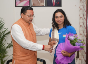 मुख्यमंत्री धामी से मिलीं अंतरराष्ट्रीय स्तर पर पदक जीतने वाली उत्तराखंड की महिला मुक्केबाज, मुख्यमंत्री ने किया सम्मानित