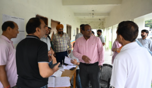 मुख्य निर्वाचन अधिकारी ने किया मतदान केंद्रों का निरीक्षण, मतदाताओं से लिया फीडबैक