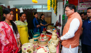 मुख्यमंत्री ने सशक्त बहना उत्सव के अंतर्गत स्वयं सहायता समूहों के स्टालों से खरीदे स्थानीय उत्पाद
