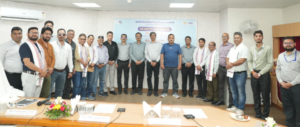 *उत्तराखंड के मीडिया दल ने एनटीपीसी भ्रमण में देखी राष्ट्र के विकास की तस्वीर, कोयले से बिजली और राख से हरियाली*  – मीडिया प्रतिनिधिमंडल ने ऊर्जा उत्पादन, आधुनिक तकनीक, सुरक्षा व्यवस्था, पर्यावरण संरक्षण और सामाजिक दायित्वों से जुड़ी गतिविधियों का प्रत्यक्ष अवलोकन किया  – अभी एनटीपीसी की कुल विद्युत उत्पादन क्षमता करीब 91 गीगावाट है, वर्ष 2037 तक 150 गीगावाट और देश की आजादी के शताब्दी वर्ष 2047 तक 240 गीगावाट तक पहुंचाने की योजना है  – बाल्को के भ्रमण पर पत्रकारों से एल्युमिनियम उत्पादन की प्रक्रिया, आधुनिक तकनीक, सुरक्षा तथा पर्यावरणीय प्रबंधन की व्यवस्थाओं पर हुआ संवाद  – यह प्रेस टूर उत्तराखंड के पत्रकारों को केंद्र सरकार की विकास परियोजनाओं से जोड़ने का महत्वपूर्ण माध्यम है  बुधवार को सूचना एवं प्रसारण मंत्रालय, भारत सरकार के अंतर्गत पीआईबी देहरादून की ओर से आयोजित पांच दिवसीय अध्ययन एवं मीडिया एक्सपोजर टूर के तीसरे दिन मीडिया दल ने एनटीपीसी कोरबा और भारत एल्युमिनियम कंपनी लिमिटेड (बाल्को) पहुंचा। मीडिया प्रतिनिधिमंडल ने ऊर्जा उत्पादन, आधुनिक तकनीक, सुरक्षा व्यवस्था, पर्यावरण संरक्षण और सामाजिक दायित्वों से जुड़ी गतिविधियों का प्रत्यक्ष अवलोकन किया।  एनटीपीसी कोरबा में आयोजित संवाद बैठक में कार्यकारी निदेशक के सी पात्रा ने प्रतिनिधिमंडल के साथ एनटीपीसी की उपलब्धियां और भविष्य की योजनाएं साझा कीं। उन्होंने बताया कि वर्तमान में एनटीपीसी की कुल विद्युत उत्पादन क्षमता करीब 91 गीगावाट है। इसे वर्ष 2037 तक 150 गीगावाट और देश की आजादी के शताब्दी वर्ष 2047 तक 240 गीगावाट तक पहुंचाने की योजना है। उन्होंने कहा कि बढ़ती ऊर्जा जरूरतों के अनुरूप उत्पादन क्षमता बढ़ाने के साथ तकनीक, सुरक्षा और पर्यावरणीय प्रबंधन पर भी विशेष जोर दिया जा रहा है।  एनटीपीसी कोरबा की उपलब्धियों की जानकारी देते हुए बताया गया कि 2,600 मेगावाट क्षमता वाले संयंत्र ने वित्तीय वर्ष 2025-26 में 87.71 प्रतिशत प्लांट लोड फैक्टर दर्ज किया। यह एनटीपीसी के सभी स्टेशनों में लगातार छठे वर्ष सर्वाधिक PLF रहा। पीएलएफ से पता चलता है कि कोई बिजली संयंत्र अपनी स्थापित क्षमता का कितने प्रभावी ढंग से उपयोग कर रहा है। इसी अवधि में कोरबा ने 94.85 प्रतिशत घोषित क्षमता और 95.33 प्रतिशत ऑन-बार उपलब्धता भी दर्ज की।  संयंत्र की निरंतर संचालन क्षमता भी उल्लेखनीय रही। एनटीपीसी कोरबा की यूनिट-7 ने 455 दिन लगातार संचालन किया, जबकि यूनिट-1 ने 495 दिन लगातार संचालन का रिकॉर्ड बनाया। कोरबा की स्टेज-1 की तीनों इकाइयां एनटीपीसी की सबसे लंबे समय तक लगातार संचालित इकाइयों में शामिल हैं।  पर्यावरण संरक्षण के क्षेत्र में एनटीपीसी की पहल भी मीडिया दल के लिए आकर्षण का केंद्र रही। अधिकारियों ने बताया कि कोयला आधारित बिजली उत्पादन से निकलने वाली राख के उपयोग और पुनर्वास पर विशेष काम किया जा रहा है।  चारपारा ऐश डाइक के पुनर्वासित क्षेत्र में 4.5 लाख से अधिक पौधे लगाए गए हैं, जिससे यह क्षेत्र हरित क्षेत्र में तब्दील हो गया है। वित्तीय वर्ष 2025-26 में कोरबा ने 60.71 लाख मीट्रिक टन राख का उपयोग किया।  इस दौरान पीआईबी देहरादून के सहायक निदेशक संजीव सुंदरियाल ने कहा कि मीडिया एक्सपोजर टूर का उद्देश्य पत्रकारों को योजनाओं और परियोजनाओं की जमीनी हकीकत से सीधे रूबरू कराना है। उत्तराखंड जैसे पर्वतीय राज्य के लिए ऊर्जा उत्पादन के साथ सुरक्षा और पर्यावरण प्रबंधन की तकनीकों को समझना महत्वपूर्ण है। भ्रमण के दौरान महाप्रबंधक एस बहरा और एच आर हेड शशि शेखर मौजूद रहे I  इसके बाद प्रतिनिधिमंडल ने बाल्को का भ्रमण किया और एल्युमिनियम उत्पादन की प्रक्रिया, आधुनिक तकनीक, सुरक्षा तथा पर्यावरणीय प्रबंधन की व्यवस्थाओं को समझा। अधिकारियों से उत्पादन, तकनीकी नवाचार, श्रमिक सुरक्षा और स्थानीय विकास से जुड़े विषयों पर भी संवाद किया गया।  इससे पहले एसईसीएल मुख्यालय, बिलासपुर में संवाद कार्यक्रम का आयोजन किया गया I संवाद कार्यक्रम में बिरंची दास, निदेशक (मानव संसाधन) ने कंपनी की उपलब्धियां और आगे की योजनायें साझा की, इस अवसर पर रमेश चंद्र महापात्र, निदेशक (तकनीकी–संचालन); तथा नृपेंद्र नाथ, निदेशक (तकनीकी– योजना एवं परियोजना) उपस्थित रहे।