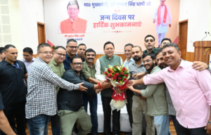 मुख्यमंत्री श्री पुष्कर सिंह धामी के जन्मदिवस पर मुख्यसेवक सदन में उमड़ा जनसैलाब, प्रदेशभर से पहुंचे लोगों ने दी जन्मदिन की बधाई