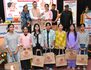 अंतरराष्ट्रीय बालिका दिवस पर मुख्यमंत्री ने 149 मेधावी बालिकाओं को स्मार्टफोन प्रदान कर किया सम्मानित